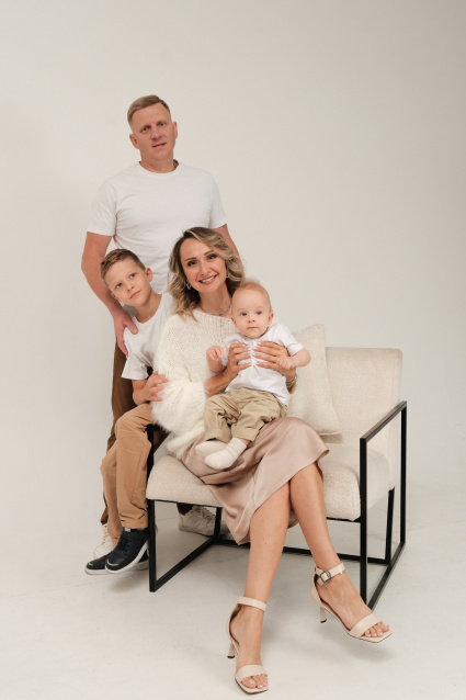 Заказать семейную фотосессию в студии с детьми - сеть фотостудий  Fashion Box – фото № 16